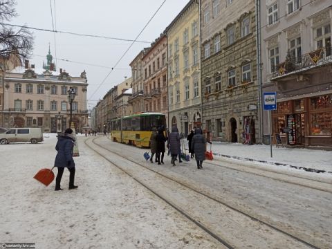 На вулиці Львова виїхали 89 одиниць снігоприбиральної техніки