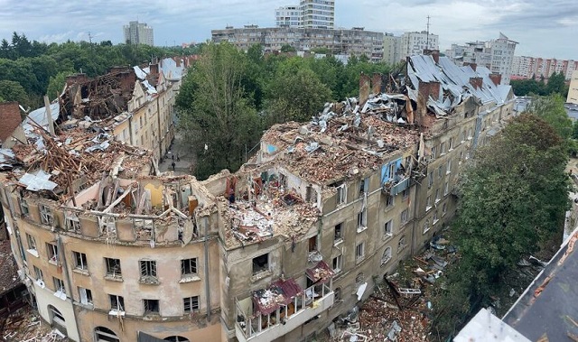 Потерпілі від ракетного удару у Львові отримають матеріальну допомогу на ремонт дверей