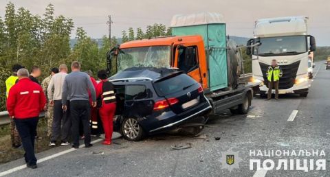 Поблизу Золочева у потрійному ДТП загинули водій та пасажирка легковика