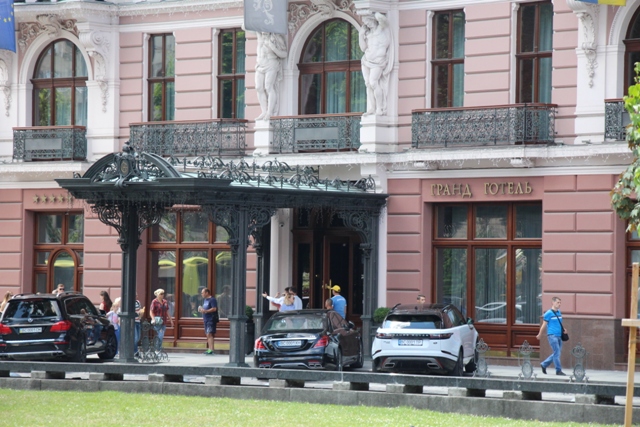 Більше половини готелів Львова виплачують своїм працівникам мінімальну зарплату