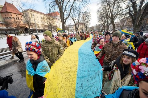 У Львові встановили рекорд України з найбільшим державним прапором з 1448 підписами