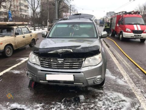 У Львові під час руху зайнялася автівка Subaru Forester