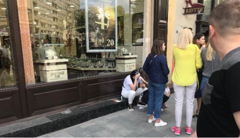 У Львові із фасаду ресторану на жінку впав камінь