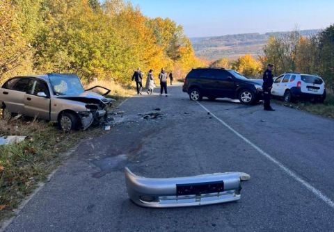 На Золочівщині у ДТП постраждали водій та пасажирка Daewoo Lanos