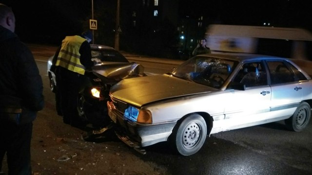 На Сихові зіткнулися дві автівки