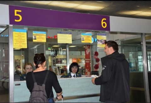 У Львівському аеропорту затримали жінку яка підробила відмітки про перетин кордону України