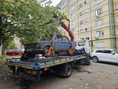 На арештмайданчик у Львові перемістили покинуті автівки з восьми вулиць міста