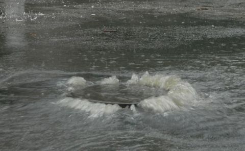 У Львові на вулиці Хоткевича ліквідовують витік води