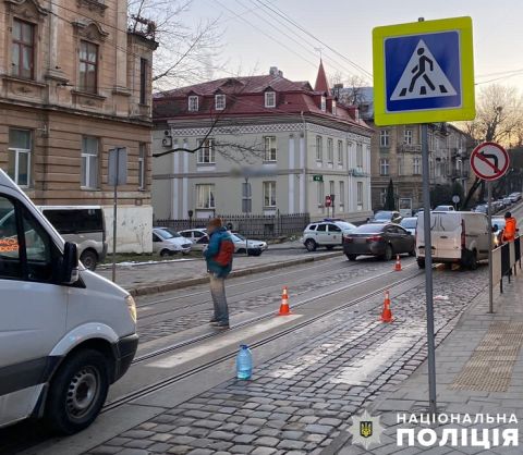 У центрі Львова водій мікроавтобуса збив пенсіонерку на пішохідному переході
