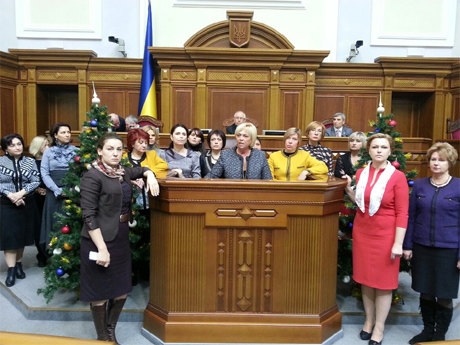 Депутати-жінки від опозиції заблокували трибуну у ВР