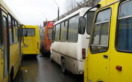 У Львові два перевізники ліпитимуть антимерські наклейки у автобусах