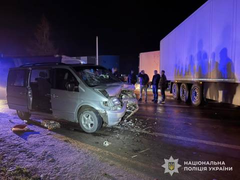 На трасі Львів – Краковець у ДТП постраждали водій та восьмеро пасажирів мікроавтобуса