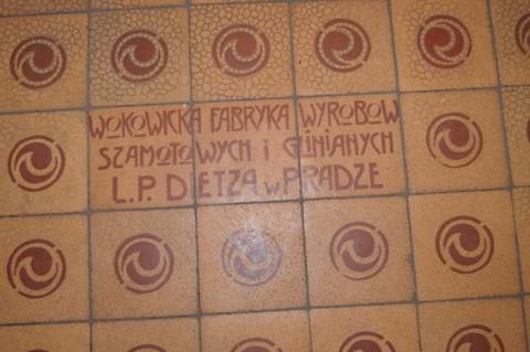 автентична керамічна плитка на підлозі коридорів,  яка ще пам'ятає перших відвідувачів суду
