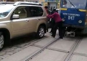 Трамваї не можуть нормально курсувати через припарковані авто у Львові