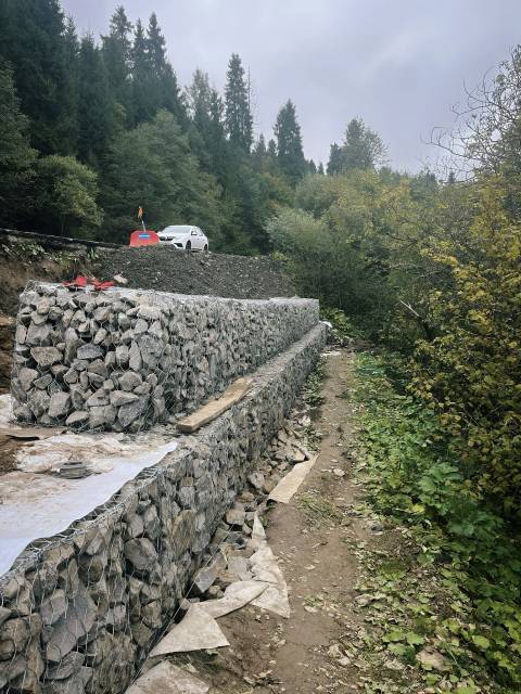 На одній з гірських доріг Львівщини виявили зсув ґрунту
