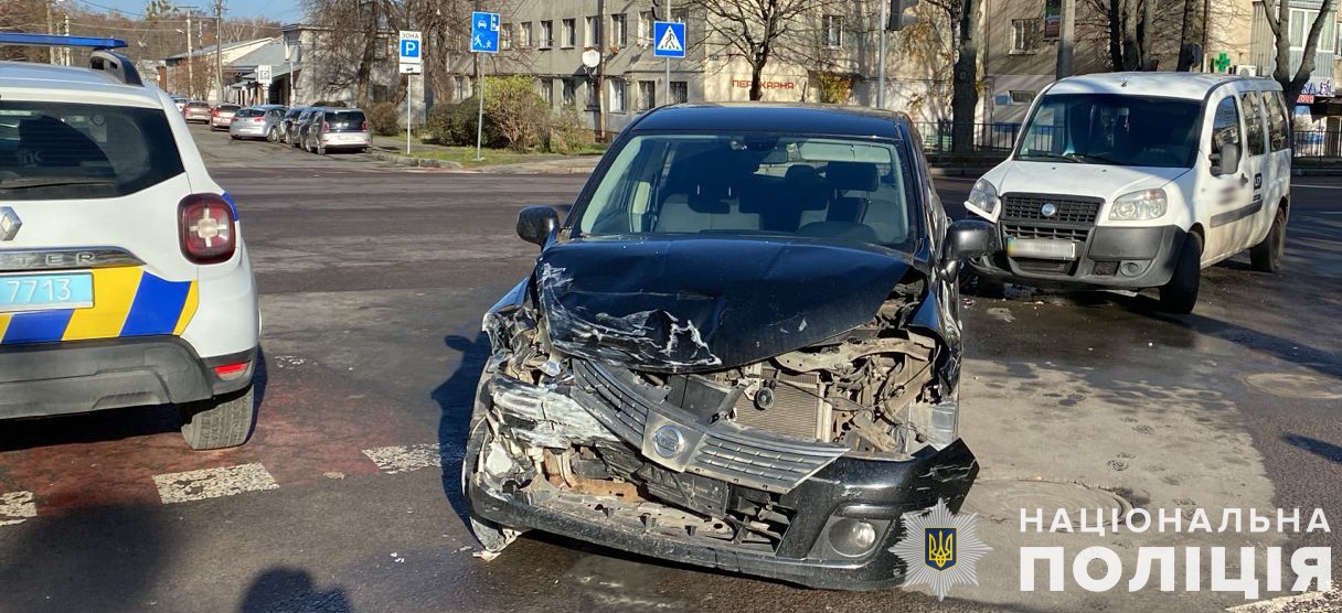 У Львові в ДТП постраждали водійка та пасажирка Nissan