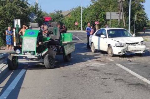 На Самбірщині у ДТП травмувались тракторист та його пасажир