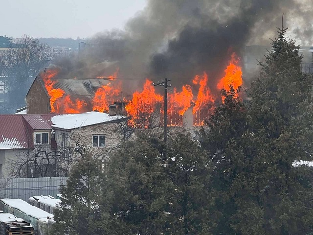 На вулиці Волинській у Львові масштабна пожежа (оновлено)