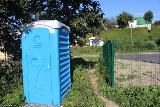 Туалети, кольорова вода, охайні вулиці