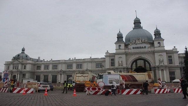 У Львові повністю перекрили під'їзд до Залізничного вокзалу