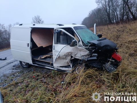 На Золочівщині у ДТП постраждали водій та пасажирка Volkswagen Transporter