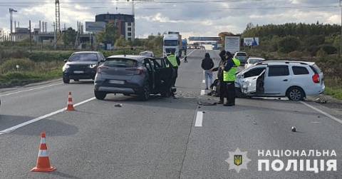 На трасі Київ – Чоп поблизу Львові у потрійному ДТП постраждали четверо людей