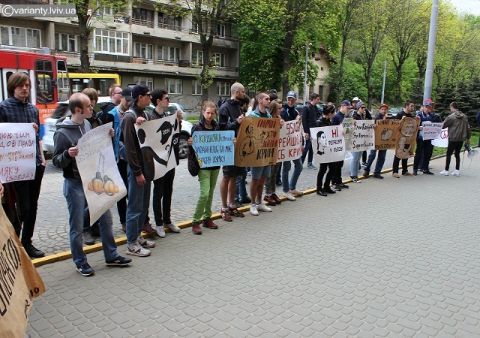 Малолітні ліваки пропікетилися під СБУ