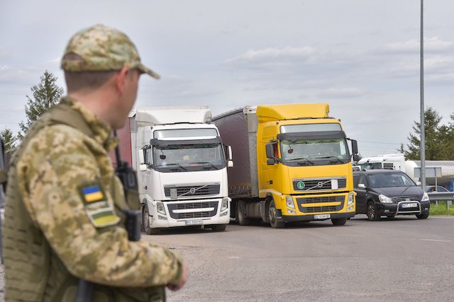 На виїзд з України в Польщу черги автобусів у двох МПП