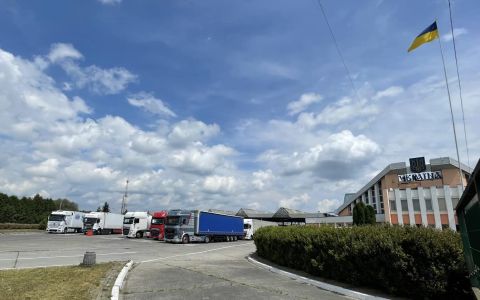 У Краківці тимчасово заблокували проїзд для вантажівок