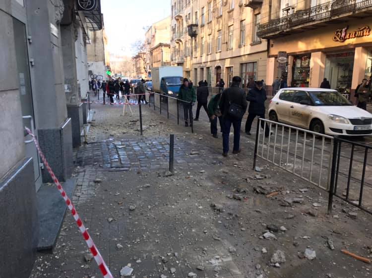 Елемент фасаду з будинку у Львові травмував пішохода