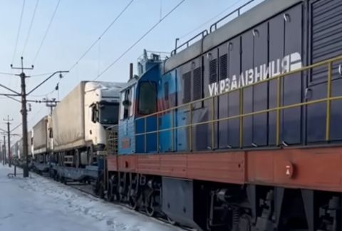 Укрзалізниця почала поїздом перевозити вантажівки через кордон з Польщею