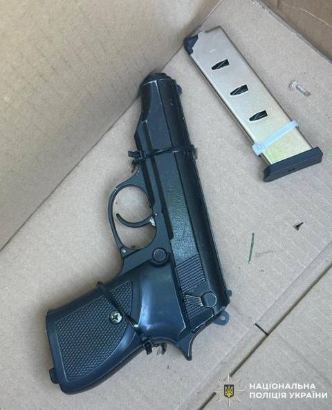 У Львові чоловік з пістолетом напав на кур'єра служби доставки