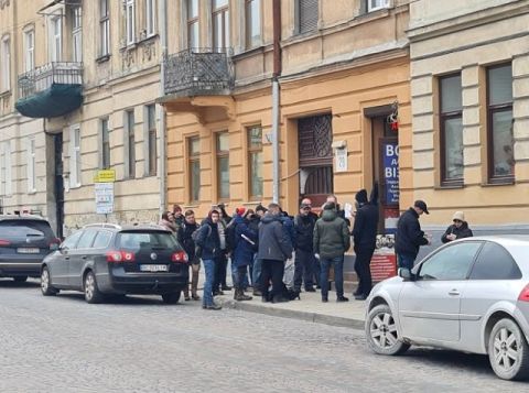 У Львові утворились черги до візових центрів (фото)