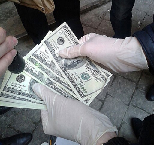 У Львові затримали адвоката, який отримав хабар у тисячу доларів