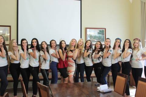 Учасниці конкурсу "Міс Львів - 2016" разом з директоркою конкурсу Валерією Никифорець та "Міс Львів - 2015" Мар'яною Скоринович (посередині)