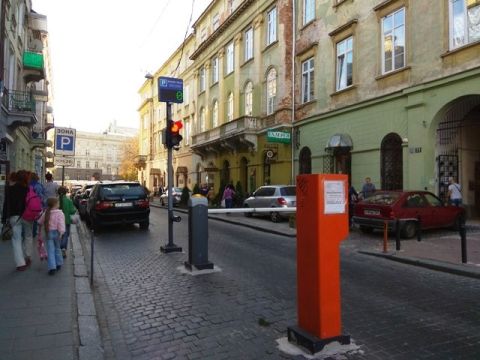 Львів'янам скасовують перепустки у центр міста через неправильне паркування