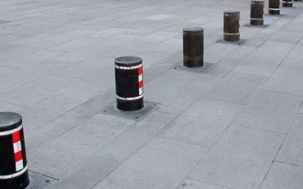 У Львові на вулицях Руській та Беринди встановлюють стовпці