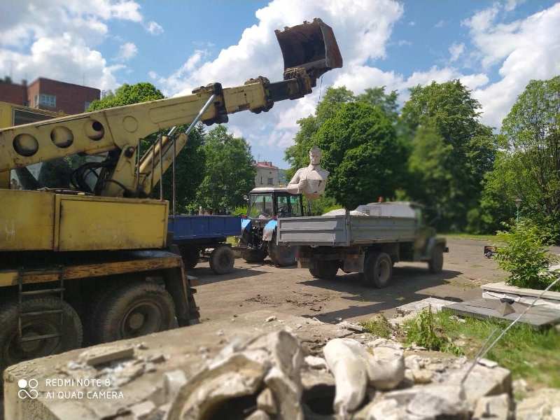 У Бориславі демонтували радянський військовий меморіальний комплекс