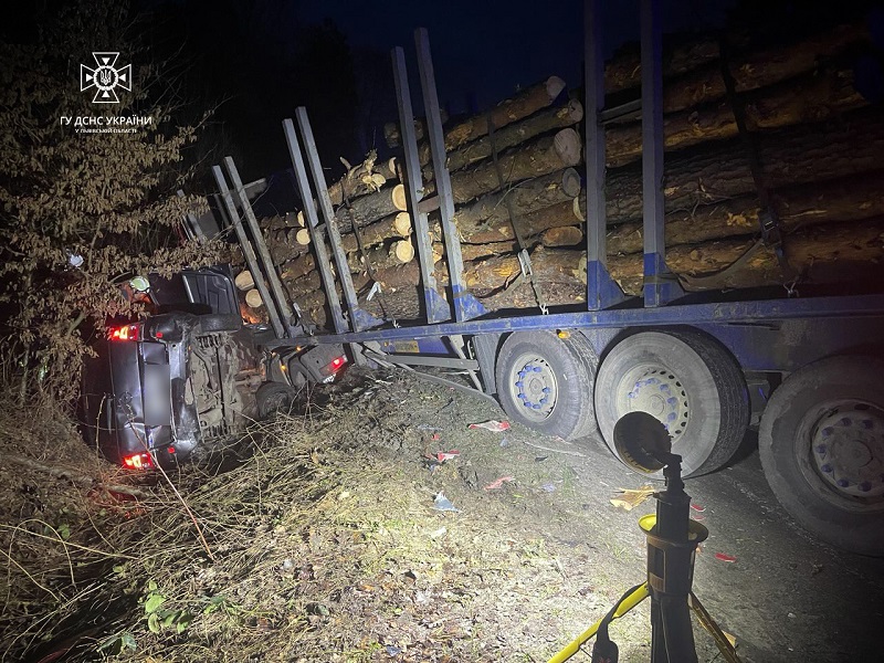 Поблизу Радехова водій легковика загинув через зіткнення з вантажівкою з колодами