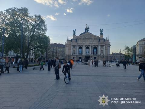 У Львові підліток на електросамокаті збив дворічну дівчинку