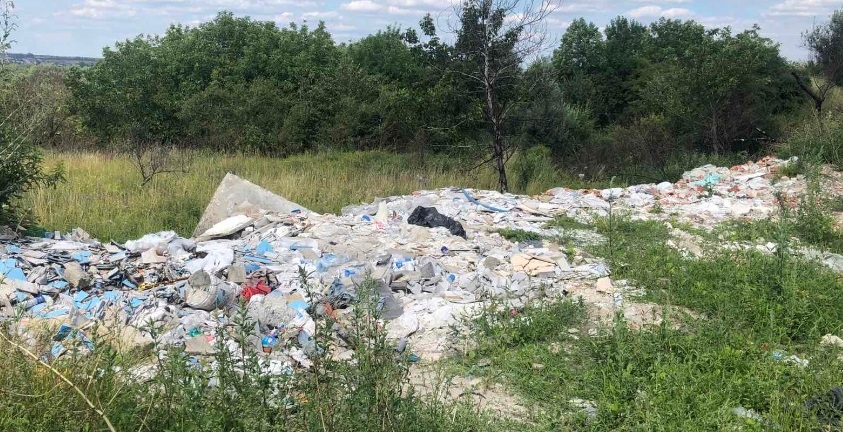 На Тракті Глинянському у Львові виявили звалище сміття та будвідходів