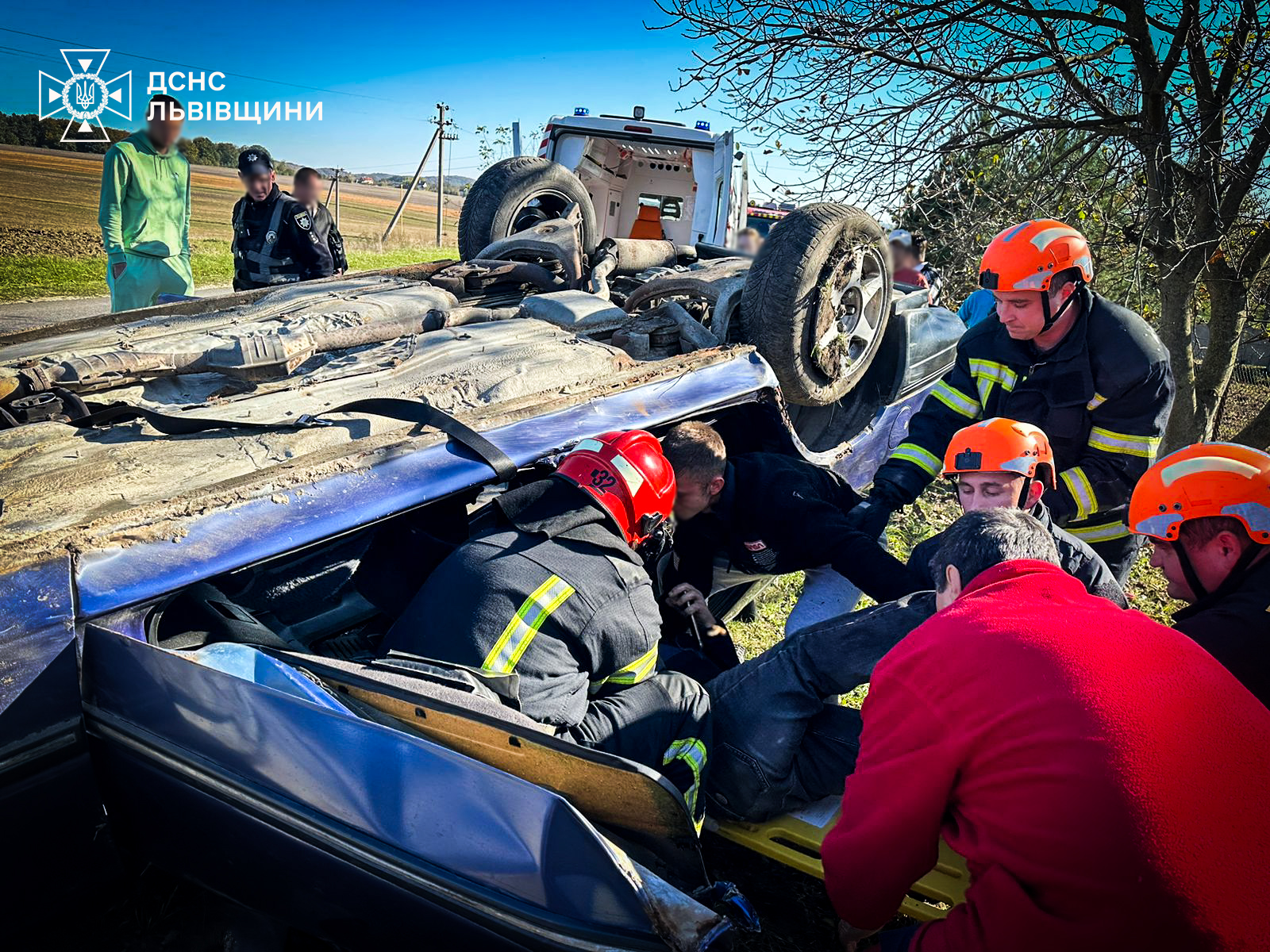 На Яворівщині автівка з’їхала у кювет та перекинулася