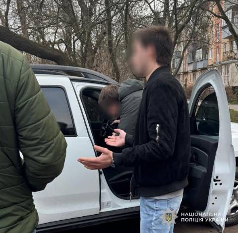 У Львові водій Mazda незаконно заїхав на територію парку та збив охоронця