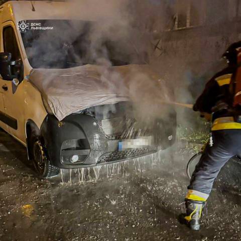 У Львові зайнявся мікроавтобус Renault Master