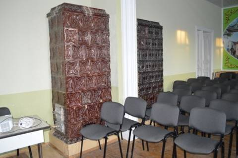 Приміщення актового залу (збережені кахельні печі)