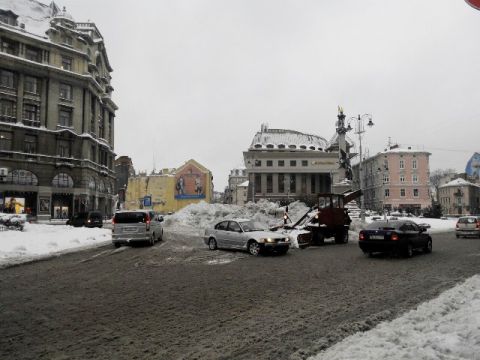 На вулиці Львова вийшли майже 100 одиниць снігозбиральної техніки