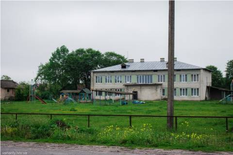 Дитсадок та будинок культури у Лешневі