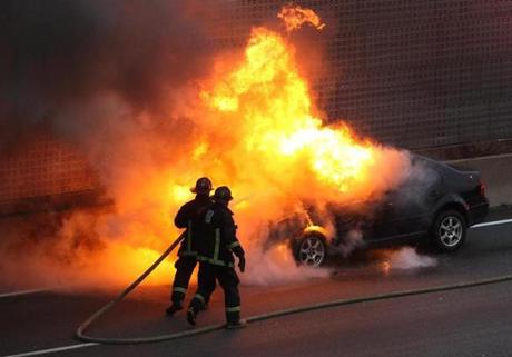 У Червонограді ліквідували пожежу автомобіля, ще два – врятували від загоряння