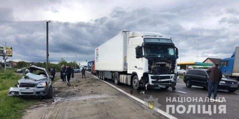 На Пустомитівщині легковик врізався у вантажівку: є загиблий