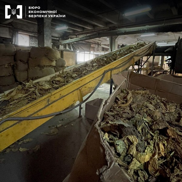 Детективи БЕБ проводять обшуки у Винниківській тютюновій фабриці